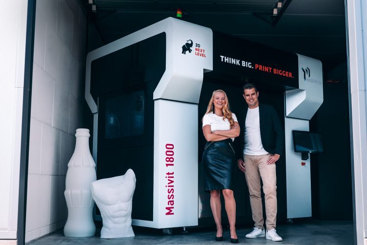 Lennart en Eline van den Doel - bij de eerste XXL 3D-printer. De specialiteit van 3D Next Level: (XXL) 3D-printen, 3D-design, spuitwerk & afwerkingen en totaaloplossingen van A tot Z