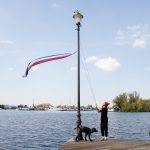 Hond en duif op straatlantaarn - Street art Frankey - 3D Next Level Creative