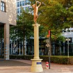LOVE NATURE MONUMENT - Street Art Frankey & Natuurmonument - Ree op sokkel